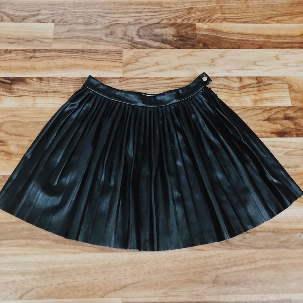 LEATHER PLEATED skirt (black)